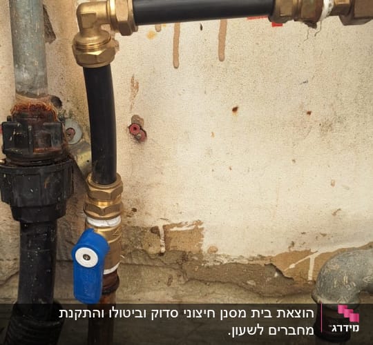 צינור מים עם ברז כחול ומחברים